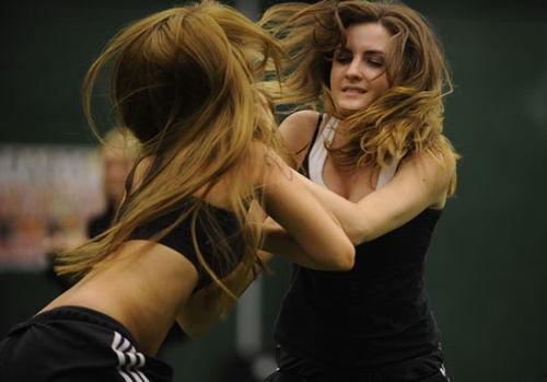 美女参加欧美比赛视频,美女选手风采夺目