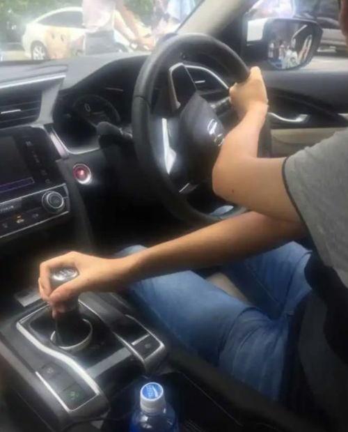 欧美左舵车换挡视频,跟随视频轻松上手