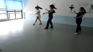 欧美情侣慢动作舞蹈视频,欧美情侣甜蜜演绎爱情旋律