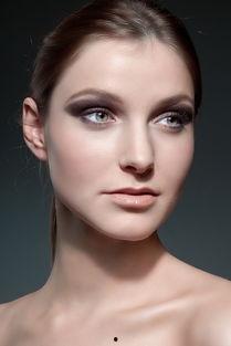 美瞳国产欧美模特视频,欧美模特演绎时尚新潮流