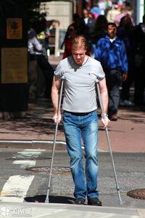 欧美街拍帅哥走路视频,帅哥步伐间流露出独特魅力