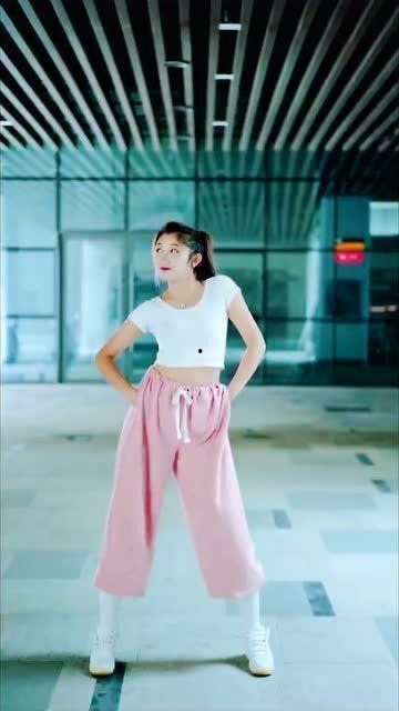 欧美微胖女性跳舞视频,展现自信风采
